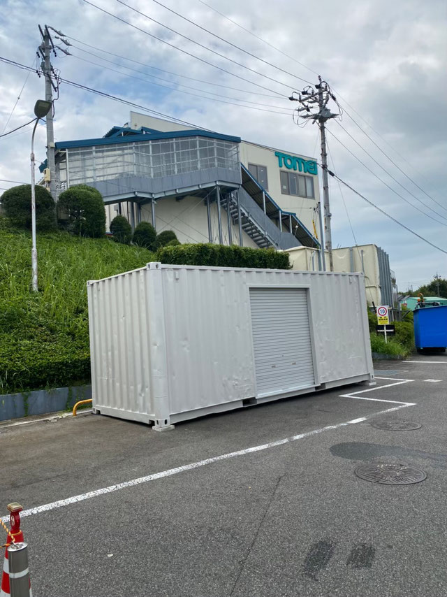 愛知県日進市町 中古コンテナ20ftシャッター付きホワイト塗装設置