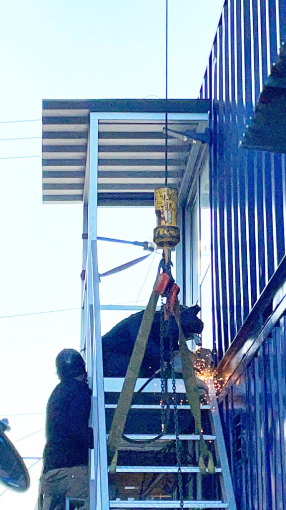 岐阜県大垣市 中古コンテナ20ftブルー塗装･ドア･窓･換気扇･内装･玄関庇･階段･ミニキッチン付き設置