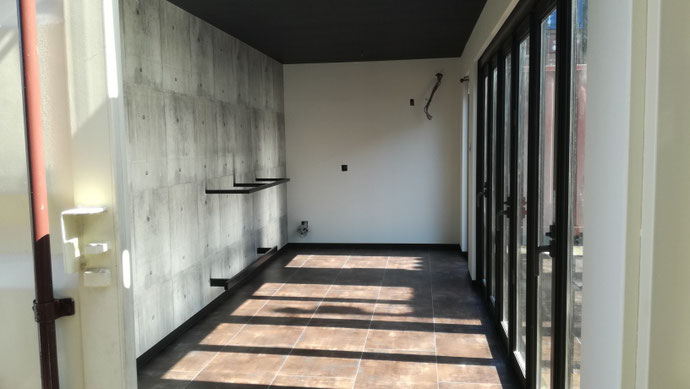 愛知県一宮市 NEWVANコンテナ20ft内装･カウンターテーブル足置き･折れ戸･FIX窓設置