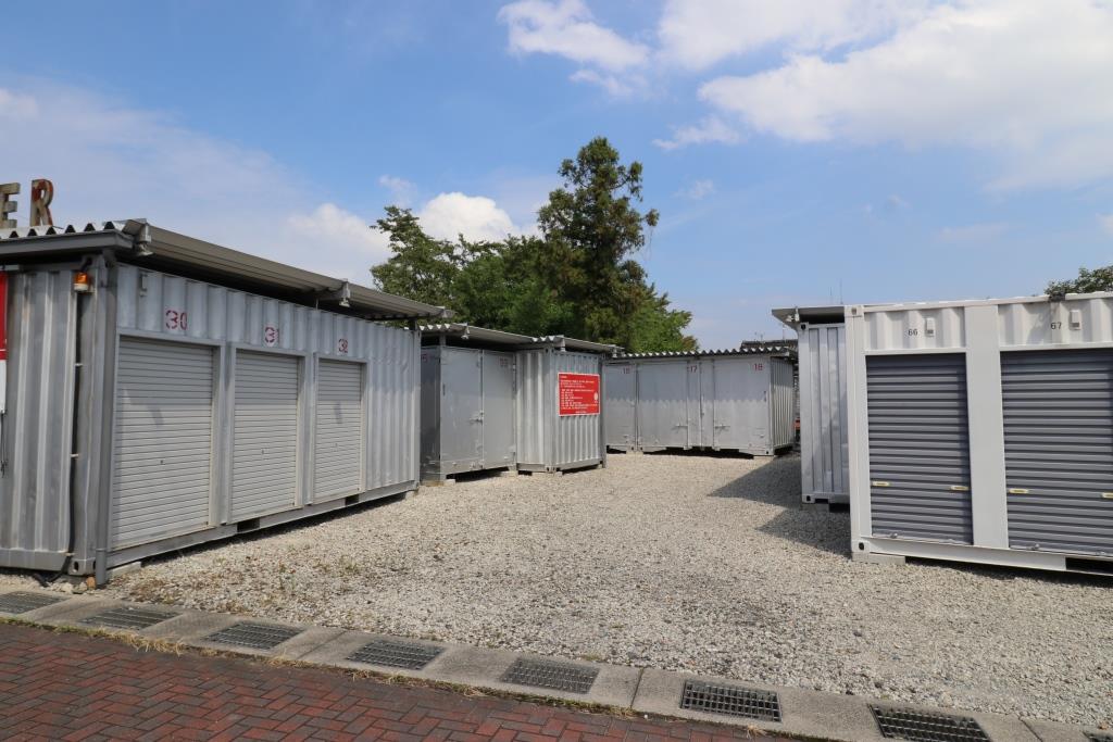 久瀬川店の屋外型トランクルーム外観