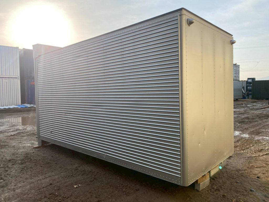 中古の外付けシャッター付き2tアルミコンテナ外観