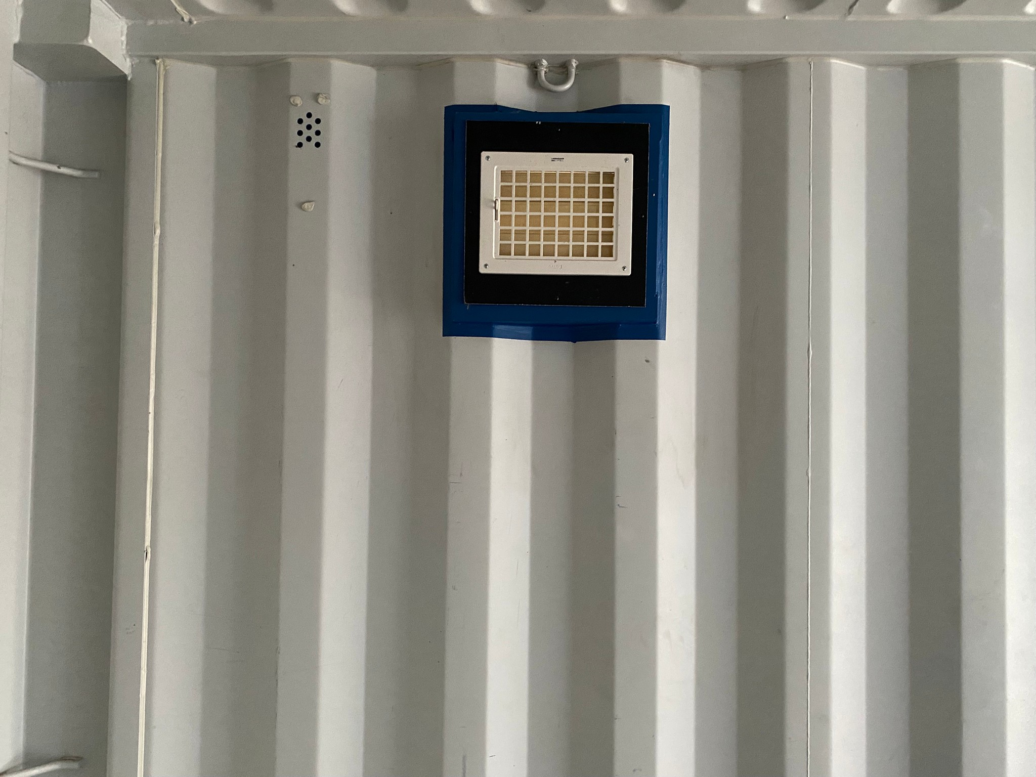 多機能仕様の20ft中古コンテナ。カスタム仕様で即使える改造済みモデル。倉庫・展示・ワークスペース用途にも最適です。