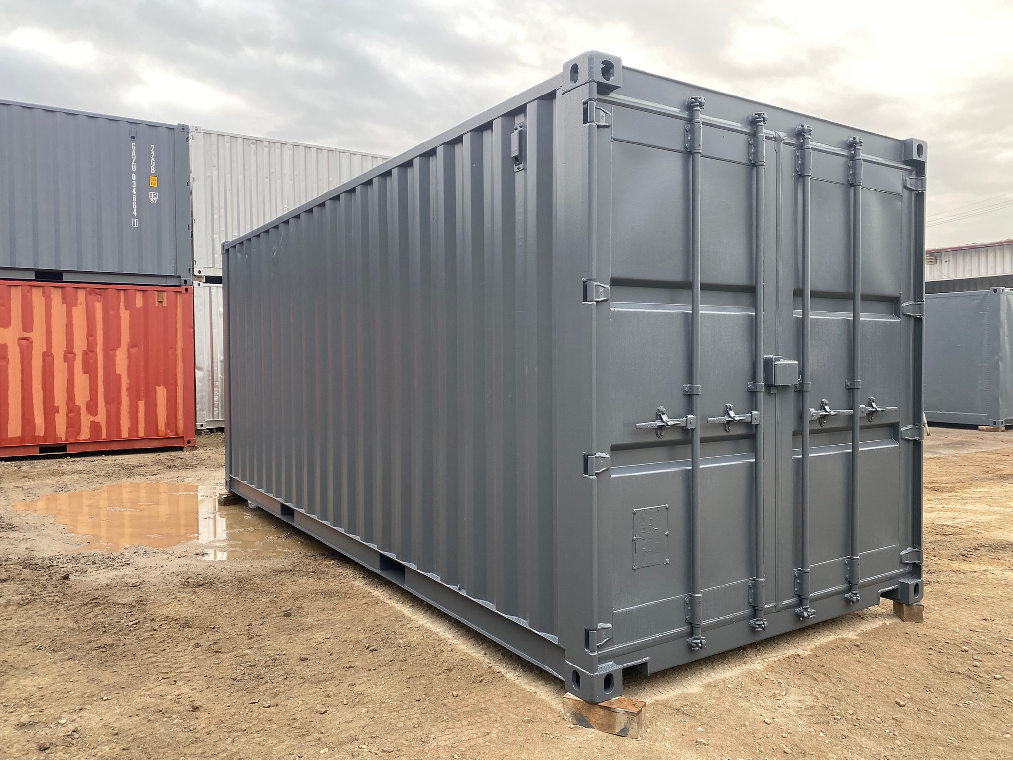 改造仕様の20ftコンテナ（中古）。店舗・展示・倉庫用途に対応する仕様カスタム可能品。まずは在庫・仕様をご相談ください。
