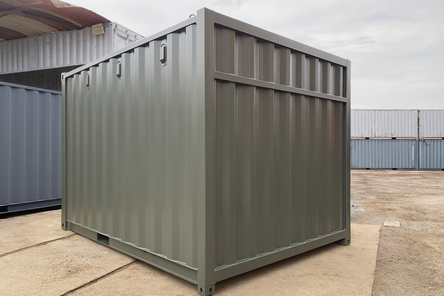 観音扉付き 13フィート中古コンテナ（オリーブドラブ仕様）の仕様・寸法を掲載。配送・レッカー費用・注意事項などの販売条件も明示。コンパクトな倉庫・物置用途に適した1台です。