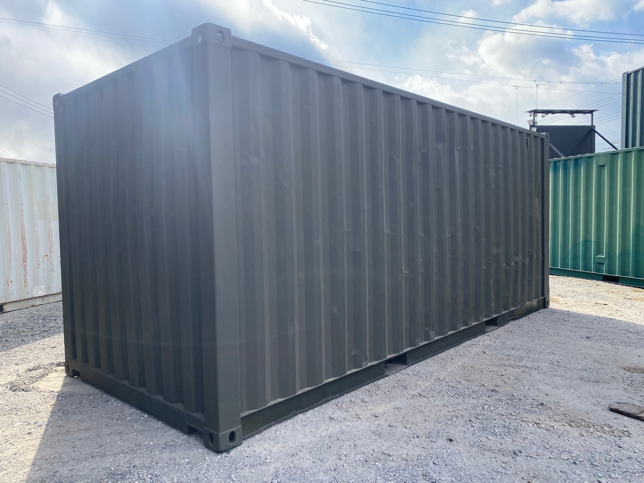 カラー仕様の中古コンテナ。オシャレで目立つ外観、店舗展示やイベント用にも最適。塗装済み在庫あり、まずはご確認を。