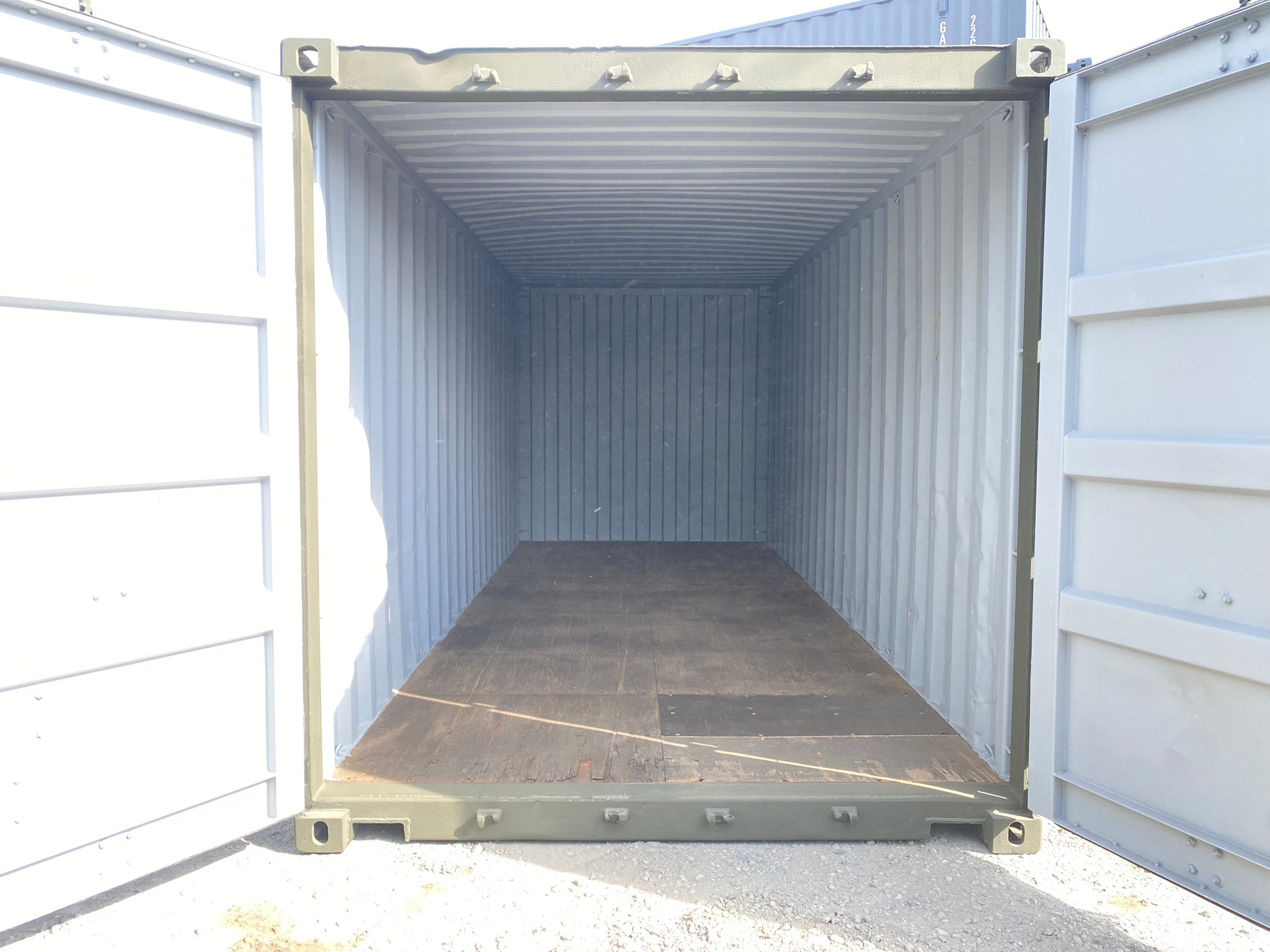 カラフルな外装が魅力のカラーコンテナ（中古）。アクセントある空間演出に、塗装や改造対応可。まずは仕様・在庫をご相談ください。