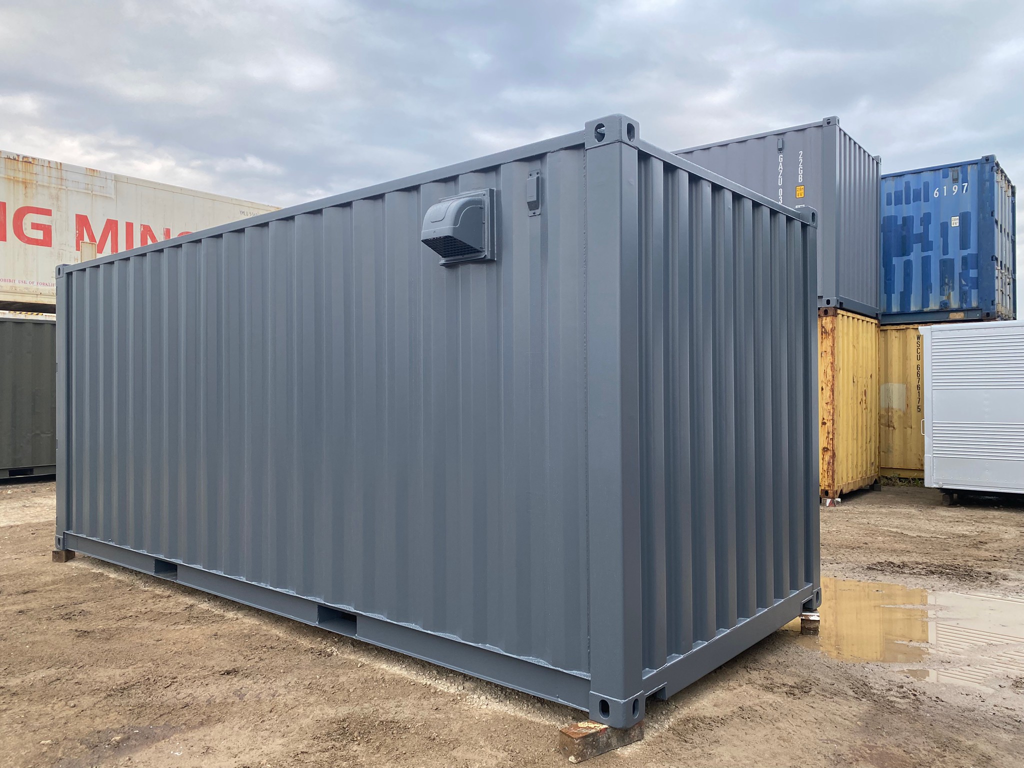 中古20ftカスタムコンテナ。在庫あり／即納対応可。用途に合わせた改造が可能な仕様で、倉庫から展示用途まで幅広く対応します