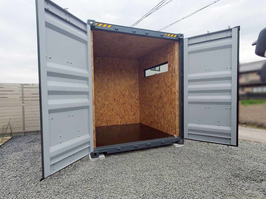 電線のある敷地に設置された9ft NEWVANコンテナ 川辺町 家財収納倉庫