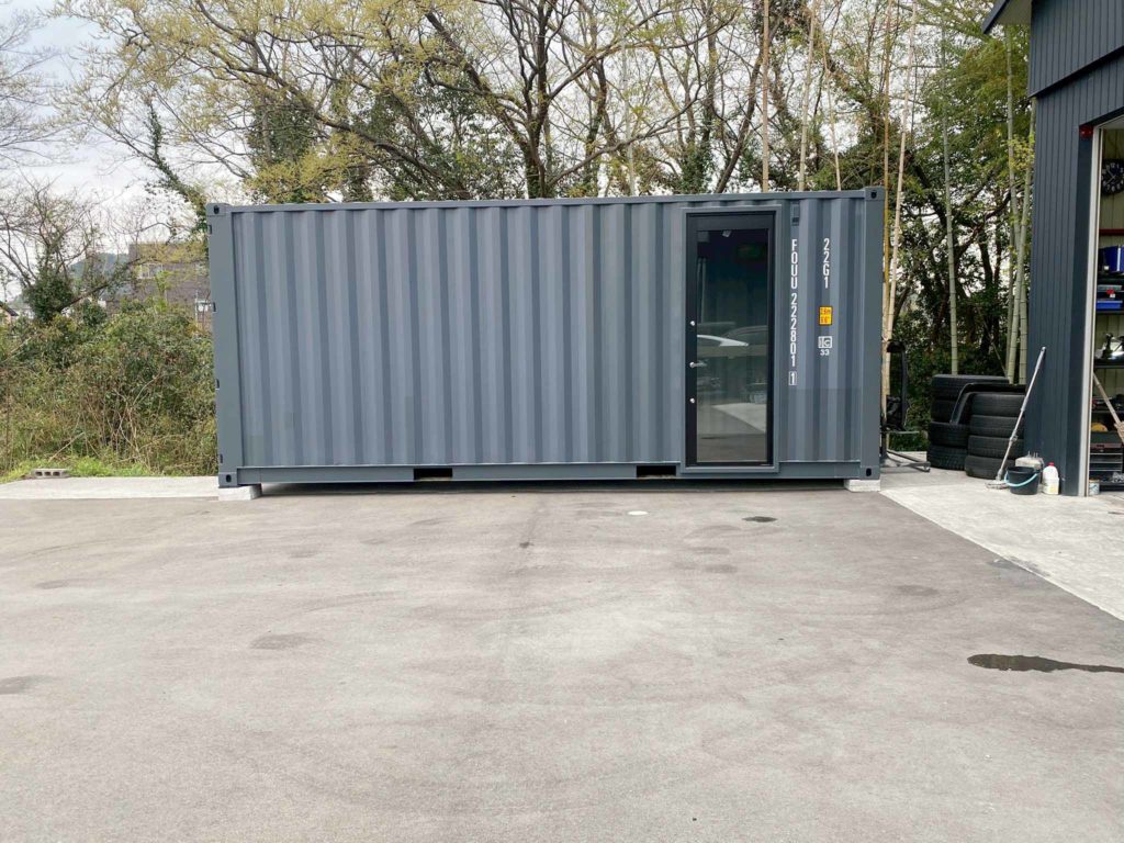 岐阜県美濃市 車屋さんに納品した20ft NEWVANコンテナ ドア付き収納倉庫事例