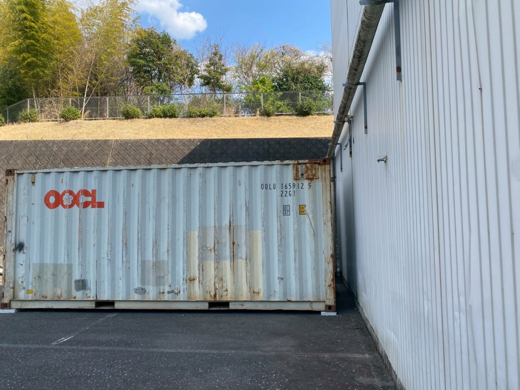 三重県鈴鹿市 20ft中古コンテナ 現状品設置事例 タイヤ用倉庫写真