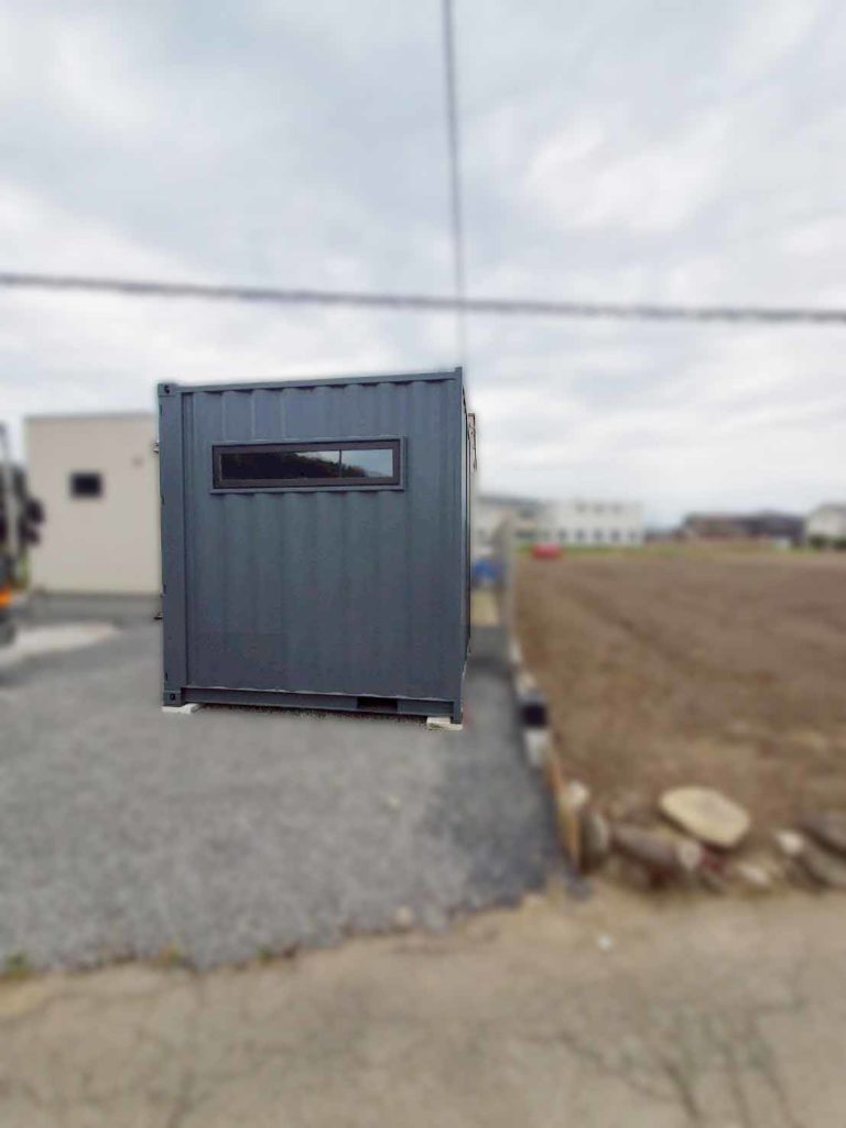 電線のある敷地に設置された9ft NEWVANコンテナ 川辺町 家財収納倉庫