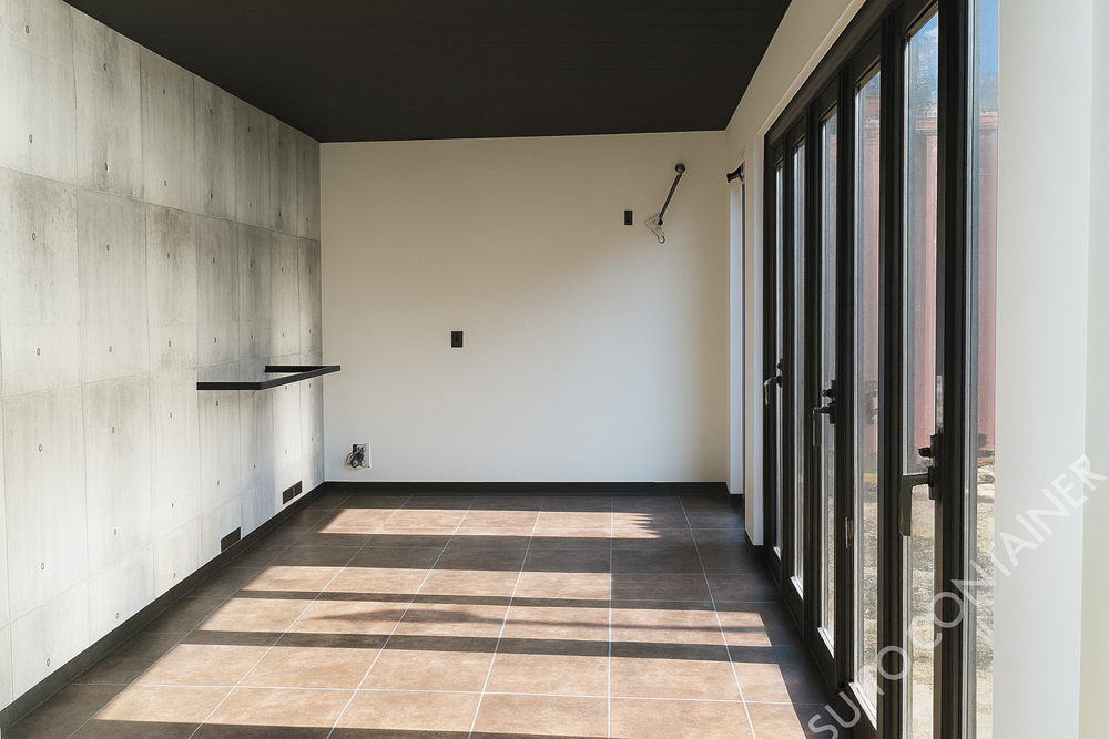 コンテナを小部屋として使用した内装事例