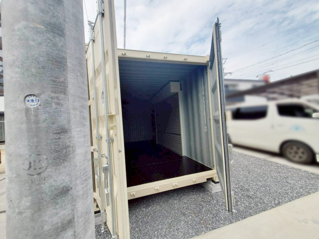 岐阜市西鶉 20ftNEWVANコンテナ アイボリー シャッター付き 倉庫用途