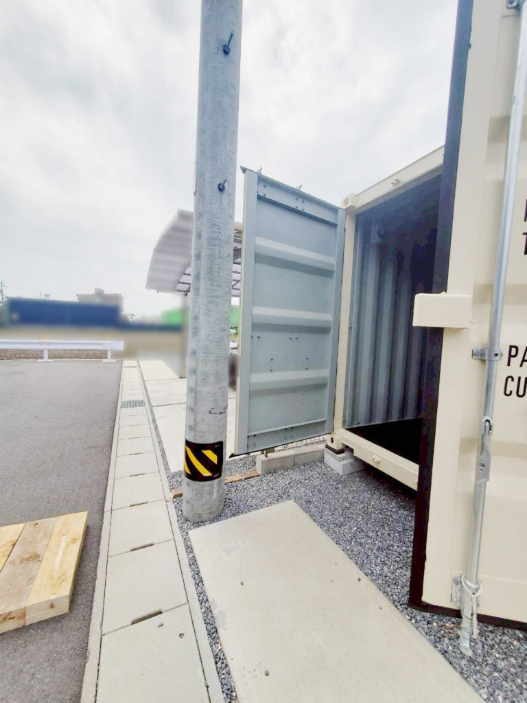 アイボリーカラー NEWVAN20ftコンテナ シャッター付き 倉庫設置