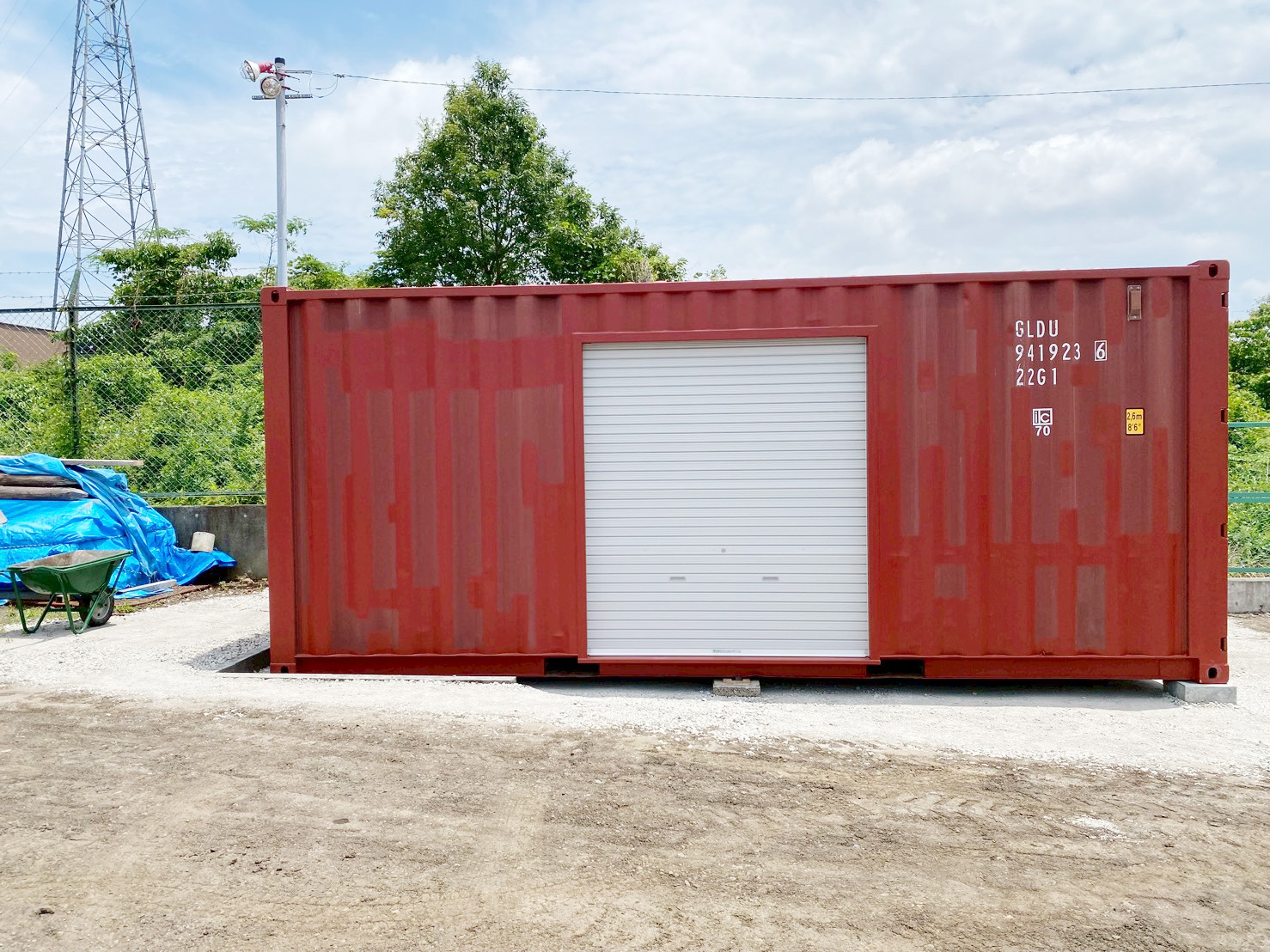 材料や道具の保管に使用される中古コンテナ（富士宮市）