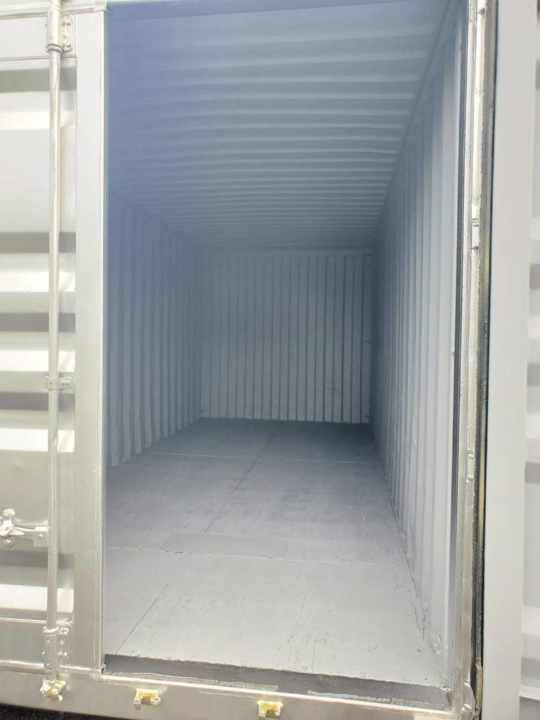 スイトコンテナが納品した中古20ftコンテナの外観。清潔感のあるシルバー塗装で、全国出張にも対応。