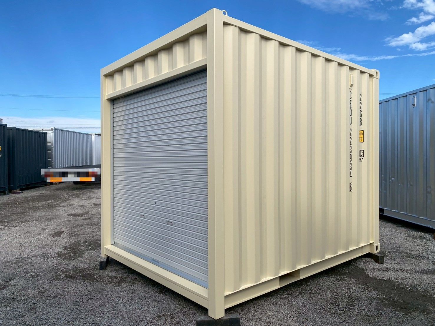 シャッター付きNEWVAN10ftコンテナRe アイボリー（新造） 正面外観