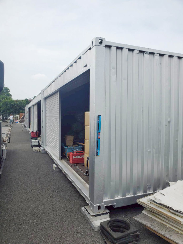 開口付き20ftコンテナ内部の様子。倉庫や事務所用途に最適な広さと状態を保っています。