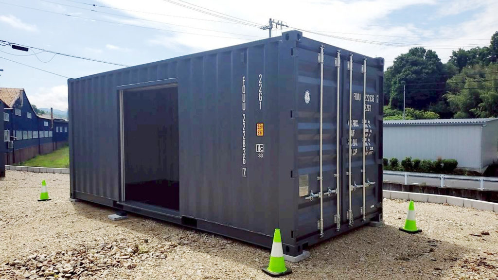 林業用倉庫として使用されるNEWVAN20ftコンテナの設置風景