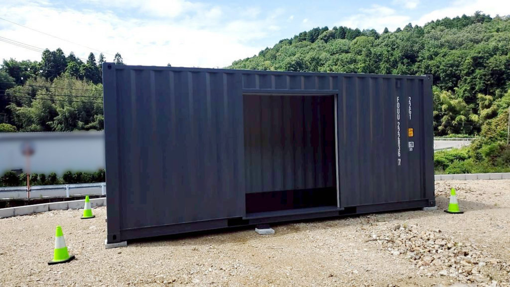 多治見市市之倉で設置されたグレーの20ftコンテナ全景