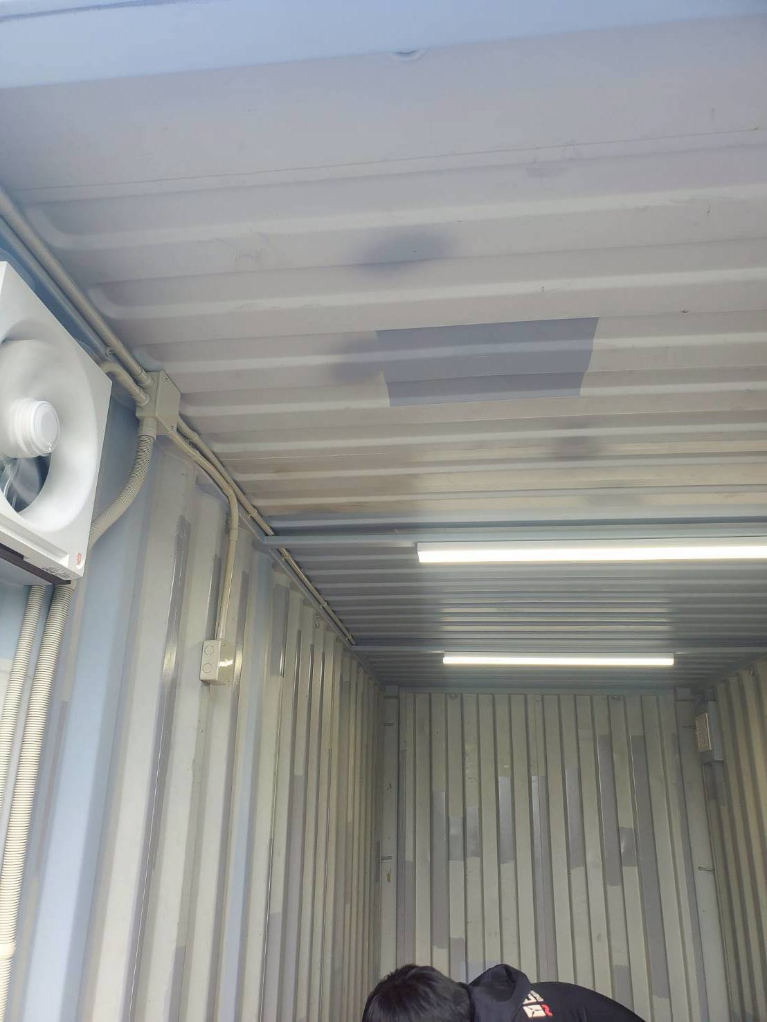 青森県六ヶ所村で設置したソーラーパネル搭載20ft中古コンテナ資材保管庫