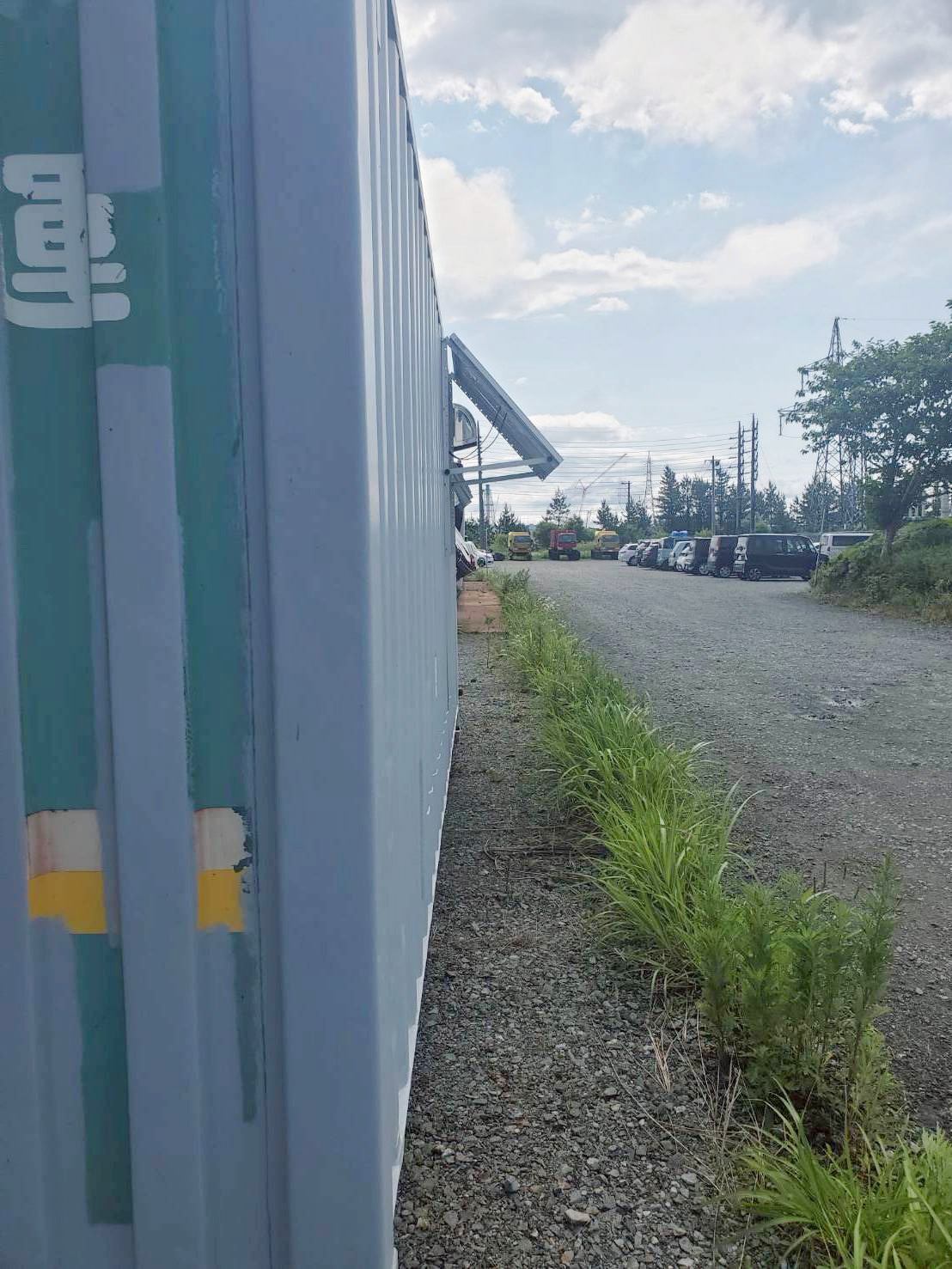 青森県六ヶ所村で設置したソーラーパネル搭載20ft中古コンテナ資材保管庫