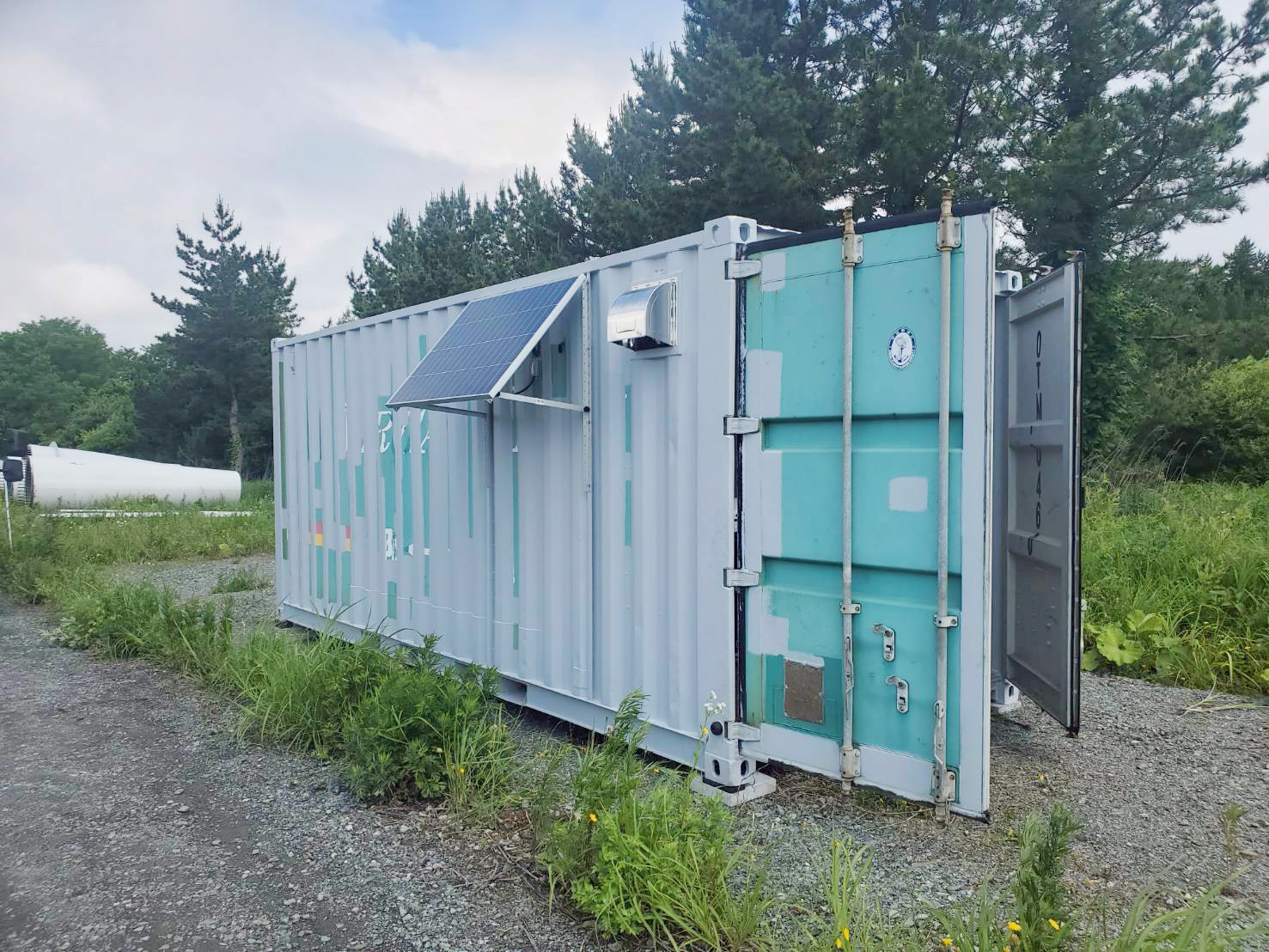 青森県六ヶ所村で設置したソーラーパネル搭載20ft中古コンテナ資材保管庫