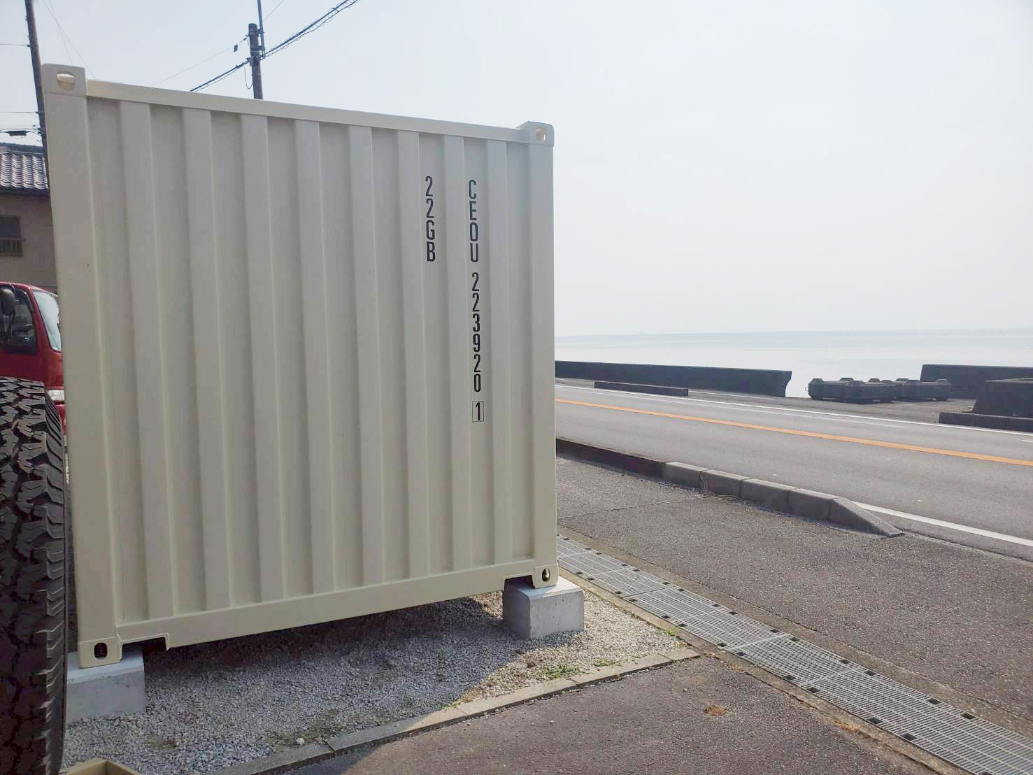 サッシ開口施工済みNEWVAN20ftコンテナの外観（彦根市）