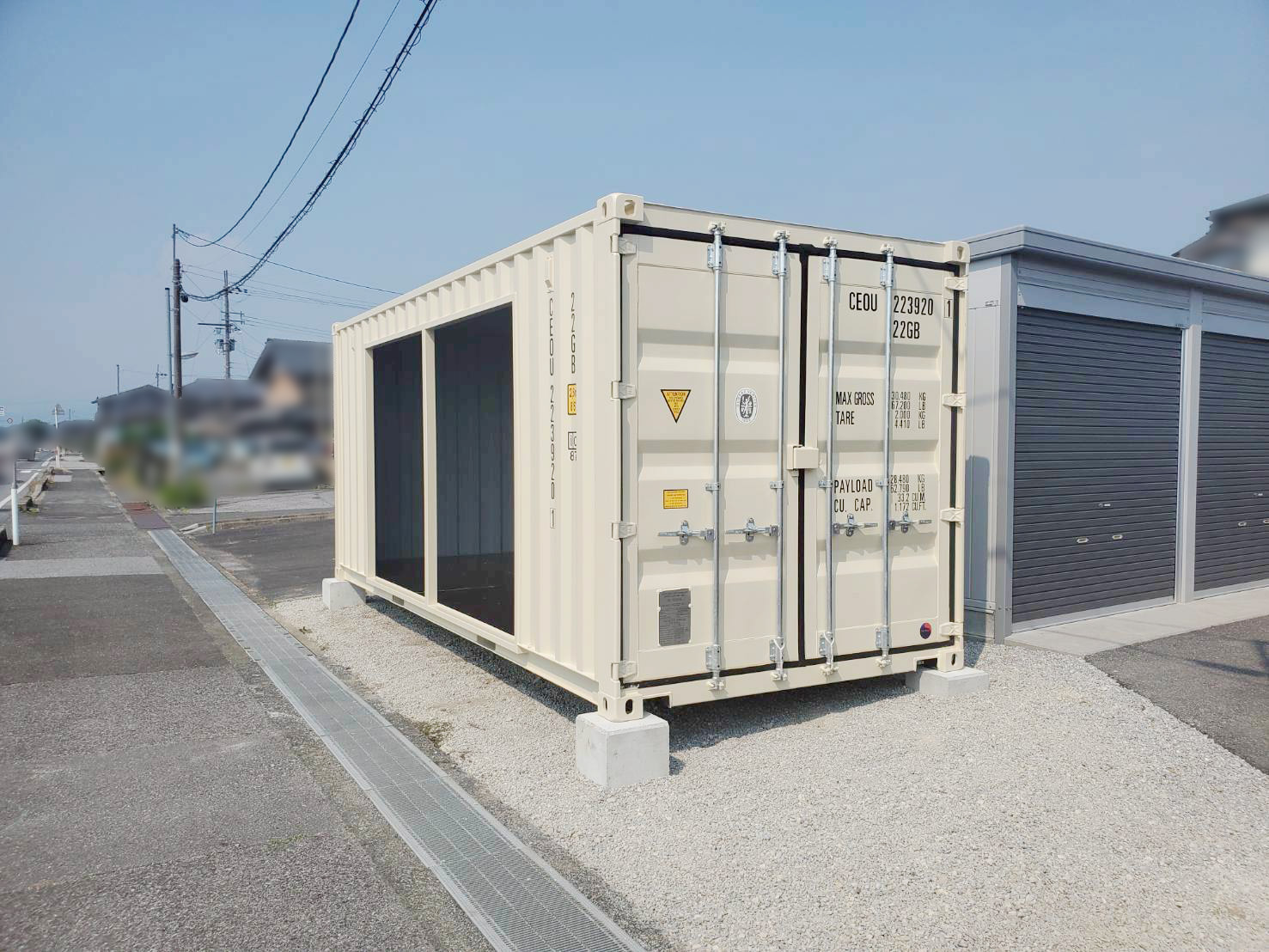 滋賀県彦根市で納品したNEWVAN20ftアパレル店舗用コンテナ（サッシ開口施工）