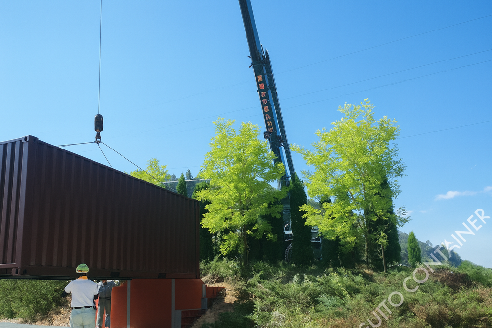 コンテナ搬入・クレーン作業の様子