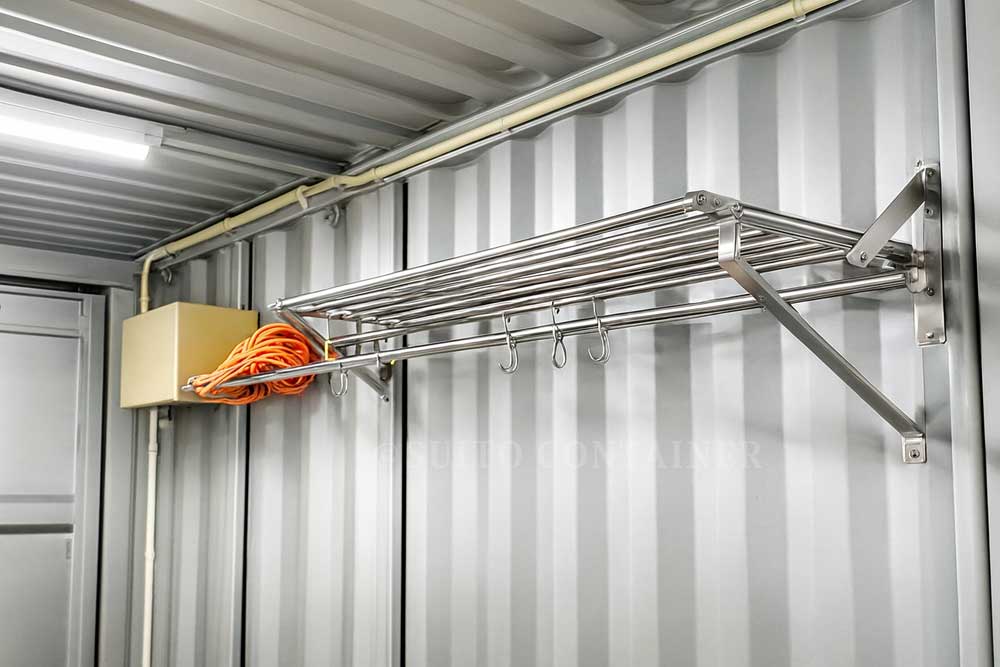 コンテナ内に取り付けたステンレス棚（釣り具保管）