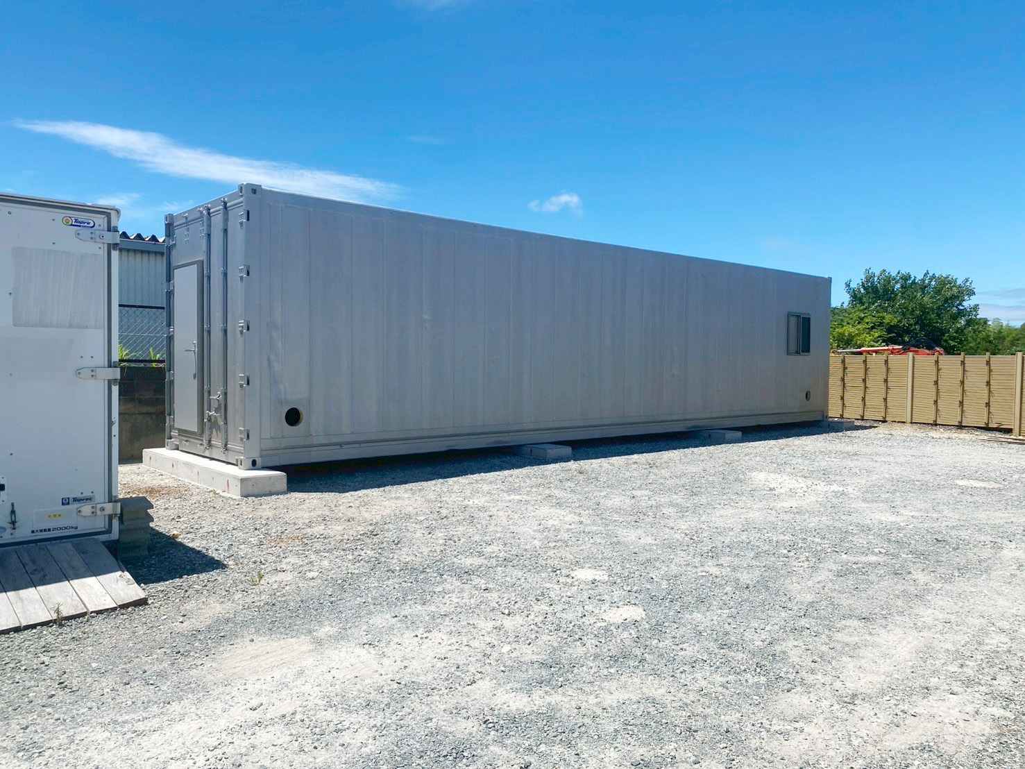 愛知県豊橋市南大清水町｜ドア・窓付きリーファー冷凍冷蔵コンテナ40ft（中古/アスファルーフ塗装）設置事例｜椎茸栽培