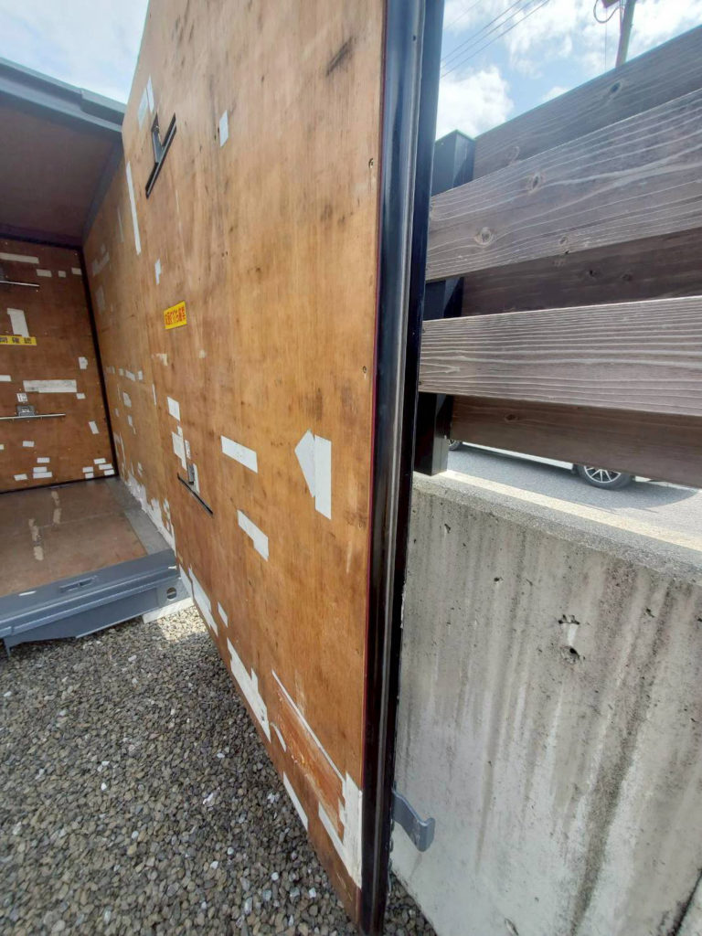 グレー本体×ブラックバーの12ftコンテナ塗装仕上げ