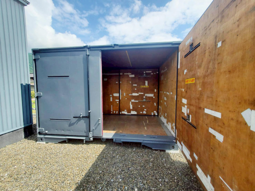 揖斐川町現地に設置された12ft倉庫コンテナ