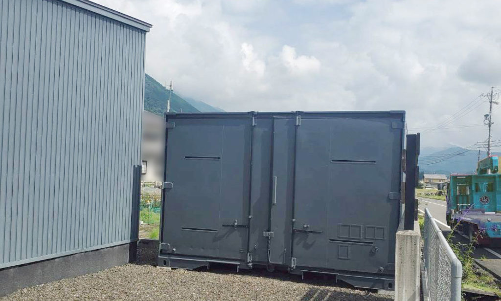 倉庫仕様に仕上げた12ftコンテナの外観(黒バー塗装)