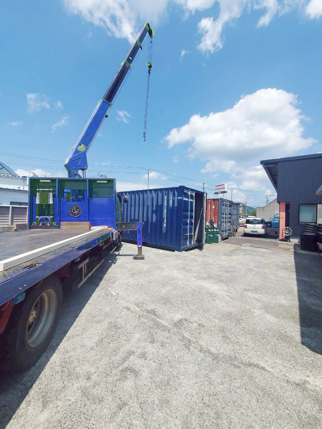 狭い敷地に搬入された20ft海上コンテナの設置風景