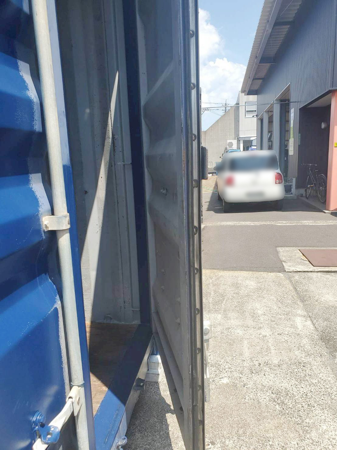 自動車修理販売業のタイヤ倉庫として設置された20ftコンテナ