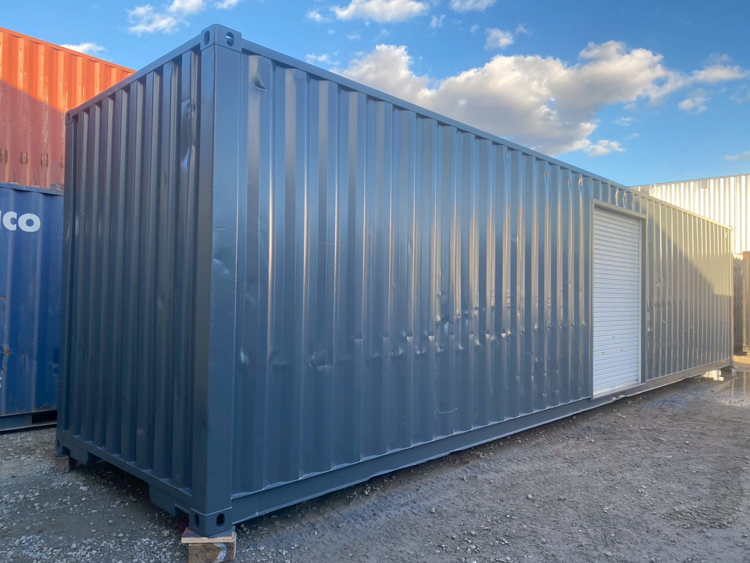 9’6シャッター付き40ft中古コンテナ（高耐久塗装済）の外観写真