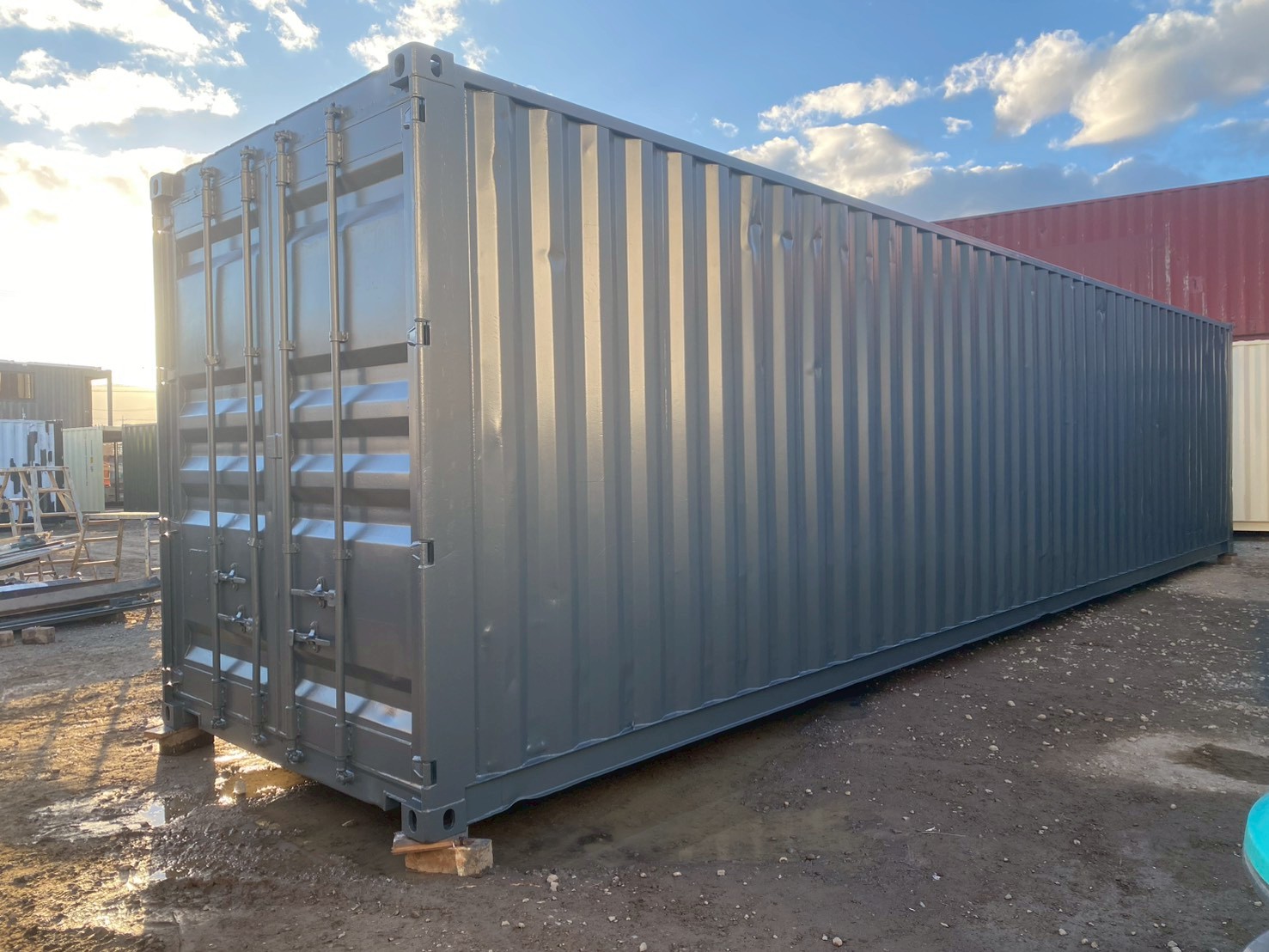 9’6シャッター付き40ft中古コンテナ（高耐久塗装済）の外観写真