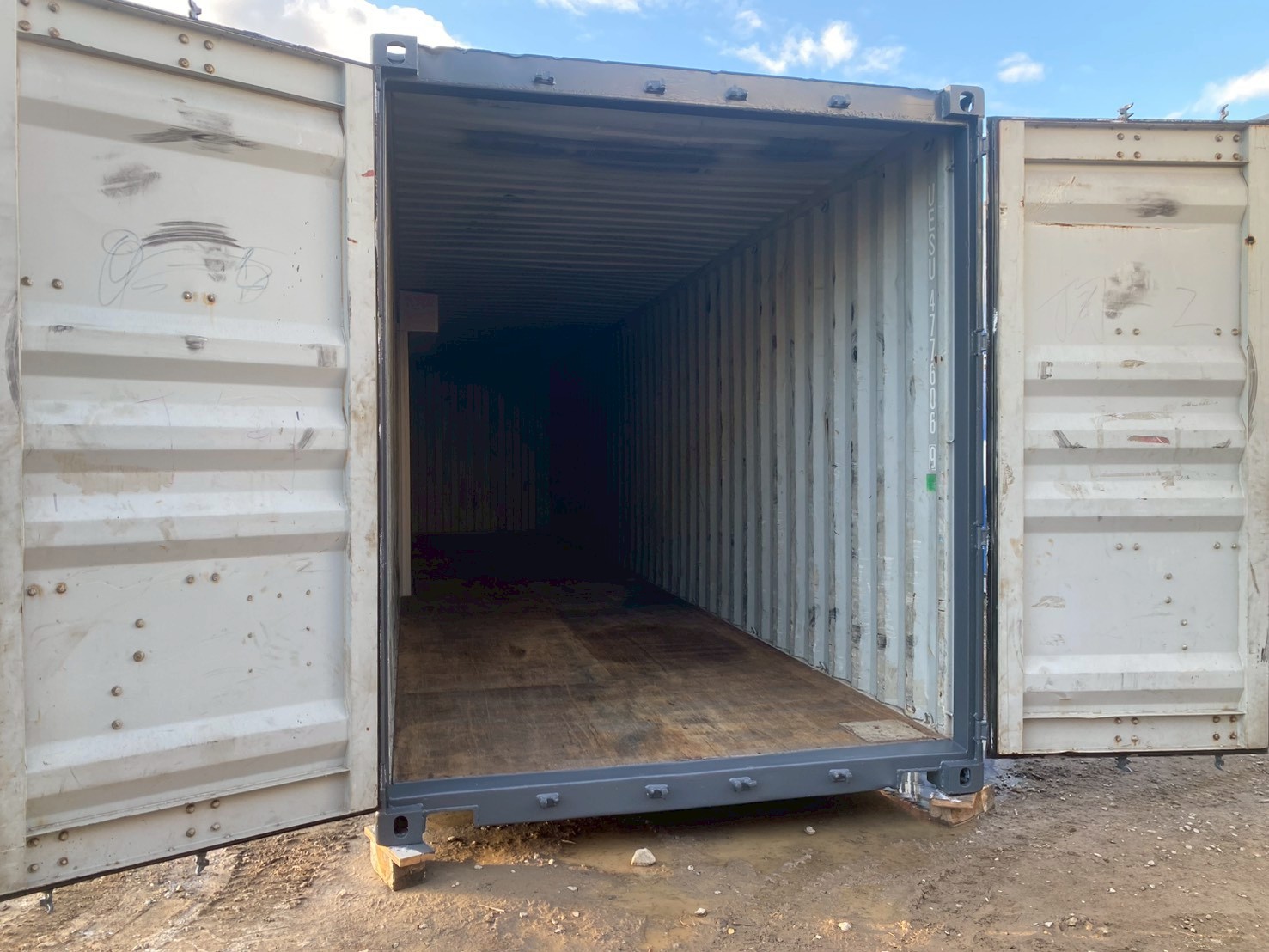 9’6シャッター付き40ft中古コンテナ（高耐久塗装済）の内観
