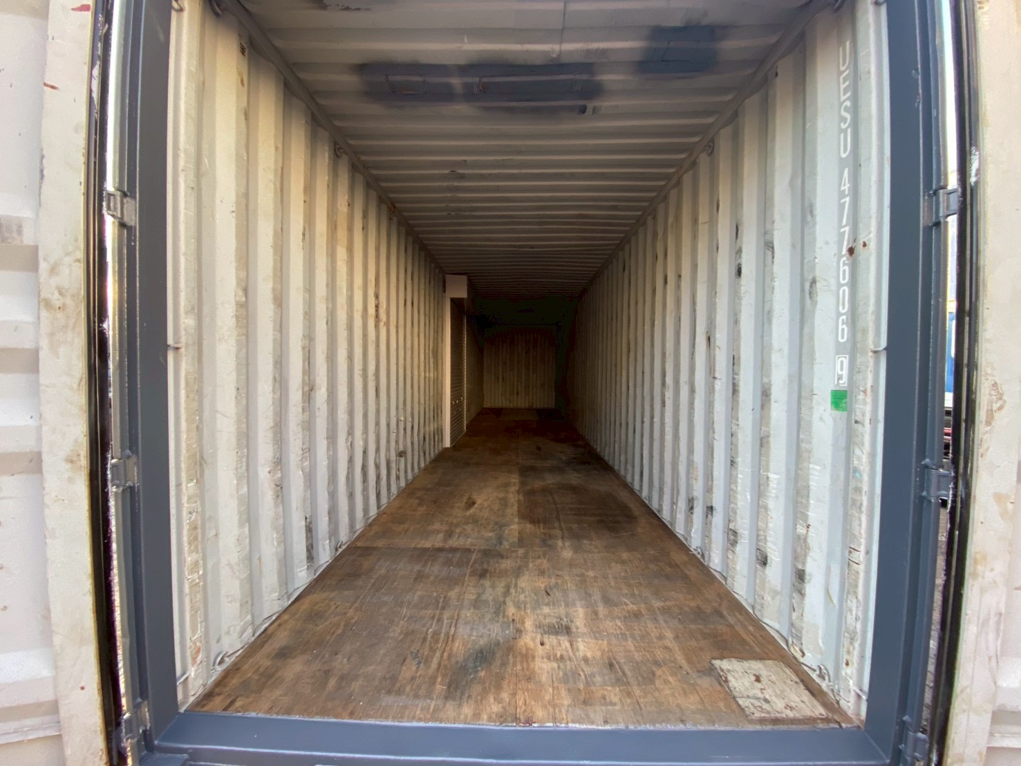 9’6シャッター付き40ft中古コンテナ（高耐久塗装済）の内観