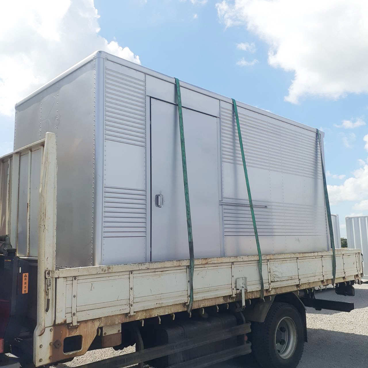 福井市の敷地に設置された中古2tアルミコンテナ倉庫