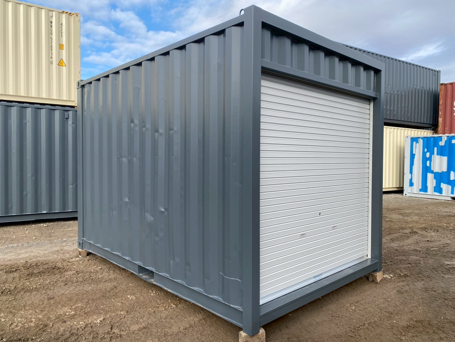 シャッター付き12ft中古コンテナRe ダークグレー 外観写真