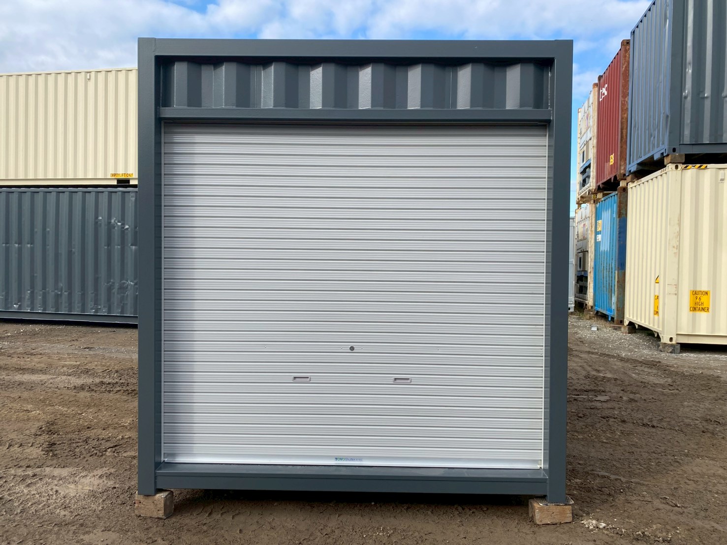 シャッター付き12ft中古コンテナRe ダークグレー 正面写真