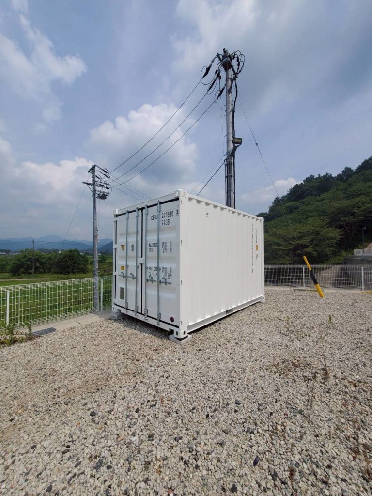 山県市大森に設置されたアイボリー色のNEWVAN12ftコンテナRe（バッテリー庫用途）