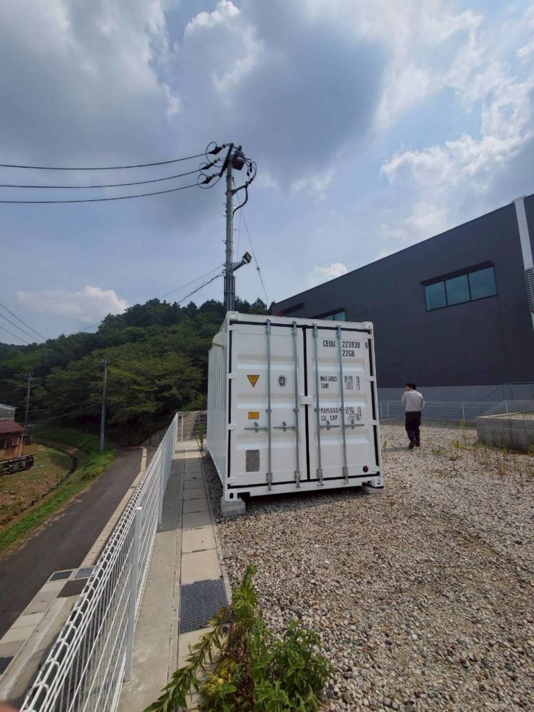 山県市大森に設置されたアイボリー色のNEWVAN12ftコンテナRe（バッテリー庫用途）