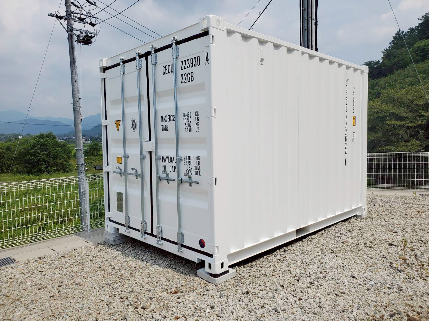 山県市大森に設置されたアイボリー色のNEWVAN12ftコンテナRe（バッテリー庫用途）