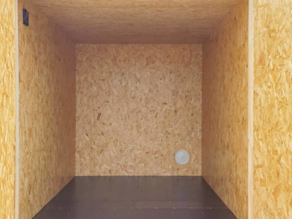 山県市大森に設置されたアイボリー色のNEWVAN12ftコンテナRe（バッテリー庫用途）内観