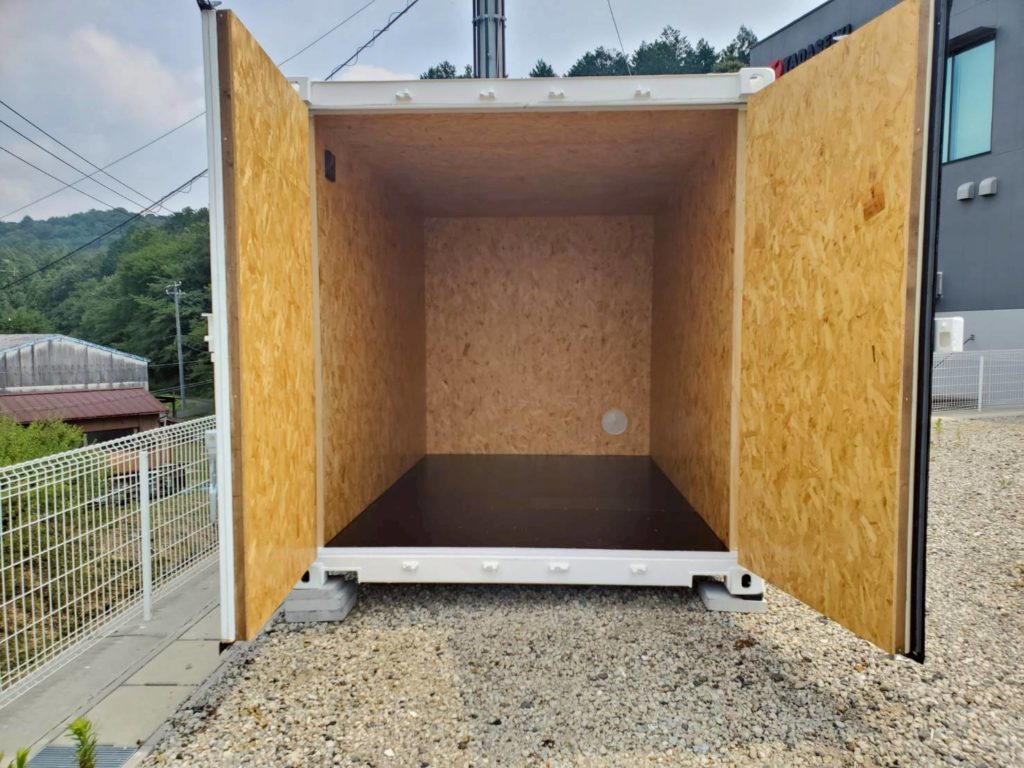 山県市大森に設置されたアイボリー色のNEWVAN12ftコンテナRe内観