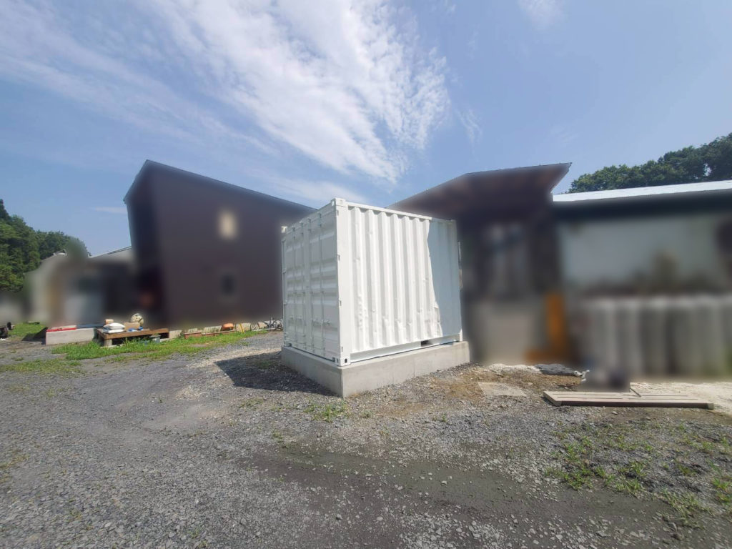 茨城県城里町に設置された観音扉付き10ftコンテナRe（ゲート用途・遮熱白塗装）